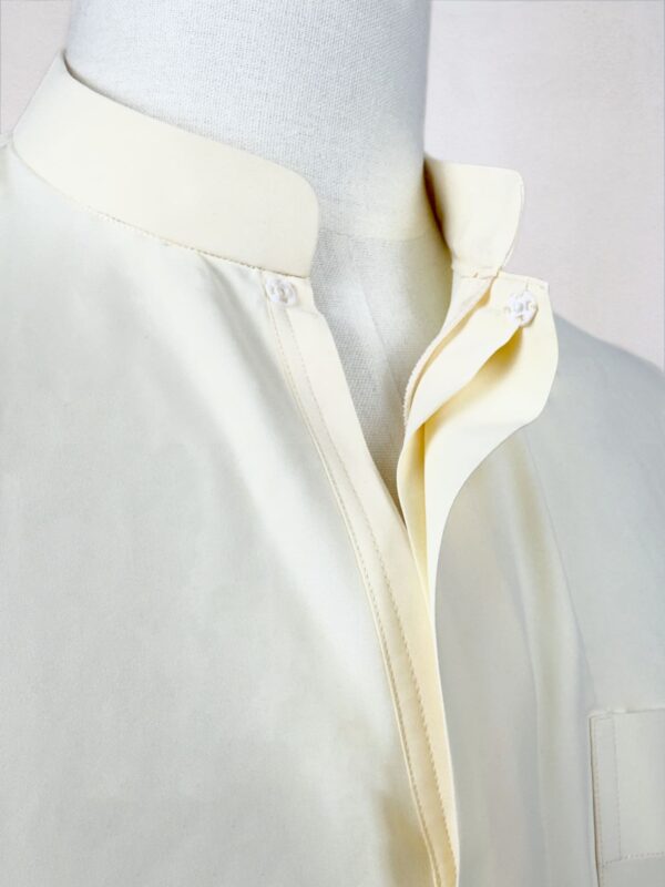 Qamis saoudien beige avec détail du col