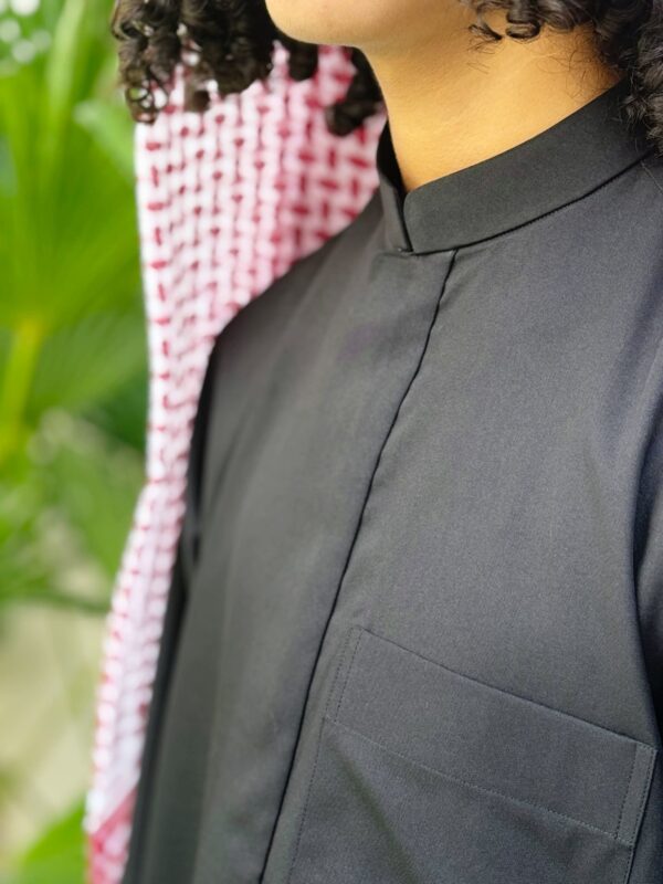 Qamis saoudien avec détail du col